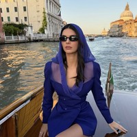 Banyak yang mengira Kendall tidak mengenakan celana, tapi ternyata di balik blazernya itu, adik Kim Kardashian tersebut mengenakan celana pendek warna senada.  Foto: dok. Instagram/@kendalljpower