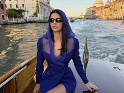 6 Gaya Kendall Jenner Pakai Dress Blazer Mini dengan Kerudung