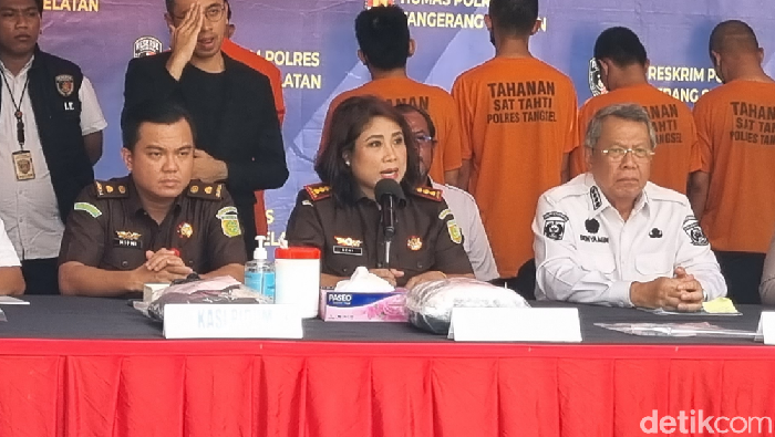 Kepala Kejaksaan Negeri Tangerang Selatan (Kajari Tangsel) Apsari Dewi saat mengikuti konferensi pers kasus kekerasan seksual di Polres Tangsel, Rabu (2/7/2025).