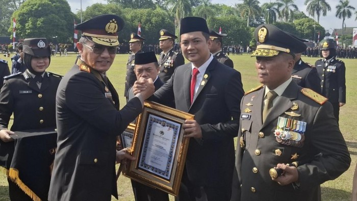 Ketua DPRD Jambi Hafiz Fattah terima penghargaan dari Polda Jambi
