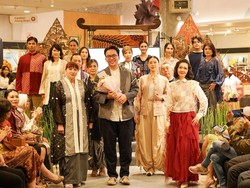 Lawan Stereotip, Peragaan Busana Adrie Basuki Rayakan Keanggunan Usia Emas