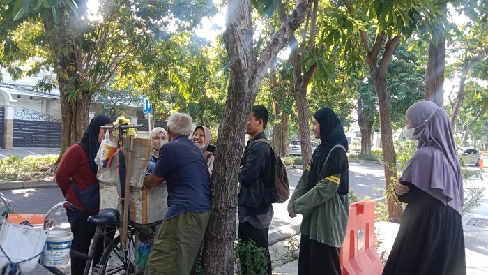 Komunitas Ketimbang Ngemis Surabaya saat mengunjungi salah satu sosok mulia pedagang tisu.