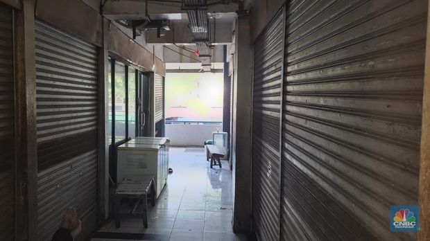 Kondisi Pasar Kramat Jati Jakarta Timur pun tak luput diterpa sepinya pelanggan, pada Selasa (1/7/2025). (CNBC Indonesia/Chandra Dwi Pranata)