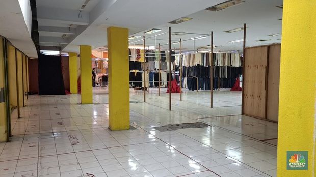 Kondisi Pasar Kramat Jati Jakarta Timur pun tak luput diterpa sepinya pelanggan, pada Selasa (1/7/2025). (CNBC Indonesia/Chandra Dwi Pranata)