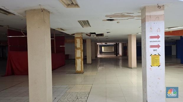 Kondisi Pasar Kramat Jati Jakarta Timur pun tak luput diterpa sepinya pelanggan, pada Selasa (1/7/2025). (CNBC Indonesia/Chandra Dwi Pranata)