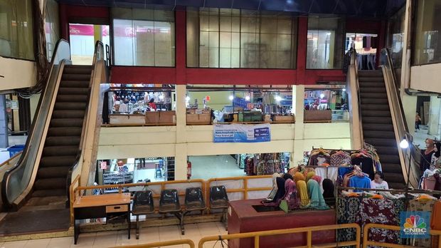 Kondisi Pasar Kramat Jati Jakarta Timur pun tak luput diterpa sepinya pelanggan, pada Selasa (1/7/2025). (CNBC Indonesia/Chandra Dwi Pranata)