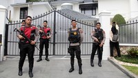 Polisi berjaga di depan rumah Kadis PUPR Sumut, Topan Obaja Putra Ginting, saat penyidik KPK melakukan penggeledahan di kompleks Royal Sumatera, Medan, Rabu (2/7/2025). Topan Obaja Putra Ginting menjadi salah satu pihak yang diamankan KPK dalam OTT yang diduga melibatkan pengaturan proyek infrastruktur jalan di Sumatera Utara. ANTARA FOTO/Yudi Manar