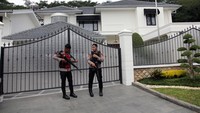 Penggeledahan dilakukan setelah KPK menggelar operasi tangkap tangan terkait dugaan korupsi proyek pembangunan jalan di lingkungan Dinas PUPR Sumut. ANTARA FOTO/Yudi Manar