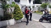 Rumah pribadi Kepala Dinas PUPR Sumut digeledah penyidik guna mencari bukti tambahan terkait aliran dana dan keterlibatan pihak lain dalam kasus tersebut. ANTARA FOTO/Yudi Manar