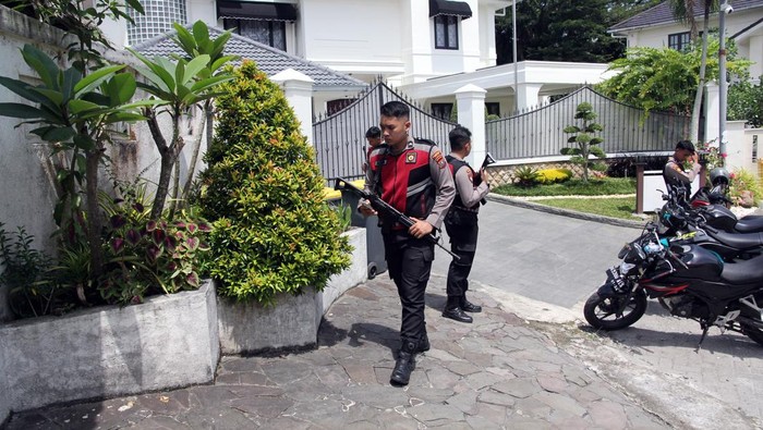 KPK Geledah Rumah Kadis PUPR Sumut Usai OTT Dugaan Korupsi Proyek Jalan Polisi berjaga di gerbang rumah saat penyidik KPK melakukan penggeledahan terkait kasus dugaan korupsi proyek pembangunan jalan, di rumah pribadi Kepala Dinas PUPR Provinsi Sumatera Utara Topan Obaja Putra Ginting di kompleks Royal Sumatera, Medan, Sumatera Utara, Rabu (2/7/2025). KPK melakukan penggeledahan rumah pribadi Kepala Dinas PUPR Provinsi Sumatera Utara Topan Obaja Putra Ginting usai operasi tangkap tangan dalam kasus dugaan korupsi proyek pembangunan jalan. ANTARA FOTO/Yudi Manar/tom.