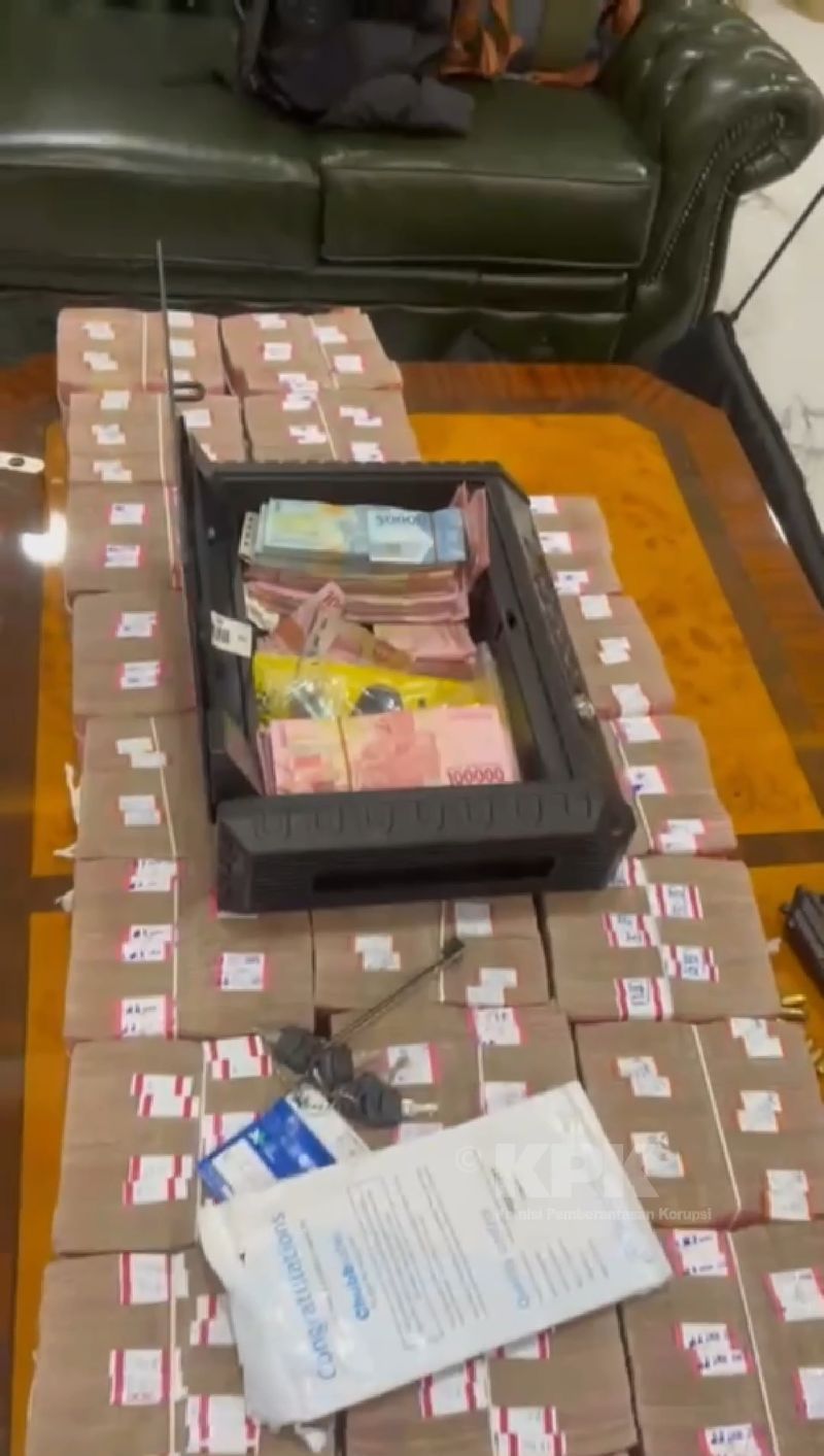 KPK menggeledah rumah rumah Topan Ginting terkait kasus dugaan korupsi proyek jalan di Mandailing Natal. KPK menemukan uang Rp2,8 miliar hingga senjata api Rabu (2/7/2025). Senpi pistol baretta dengan amunisi 7 butir dan senapan angin dengan amunisi 2 pack.