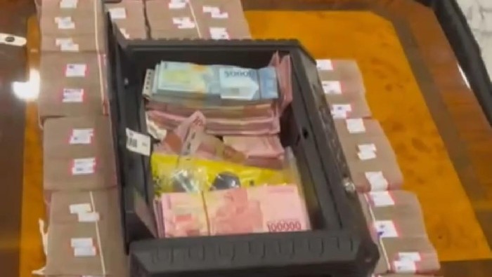 KPK menggeledah rumah rumah Topan Ginting terkait kasus dugaan korupsi proyek jalan di Mandailing Natal. KPK menemukan uang Rp2,8 miliar hingga senjata api Rabu (2/7/2025). Senpi pistol baretta dengan amunisi 7 butir dan senapan angin dengan amunisi 2 pack.