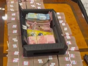 Video: KPK Sita Rp 2,8 M dan Pistol saat Geledah Rumah Kadis PUPR Sumut