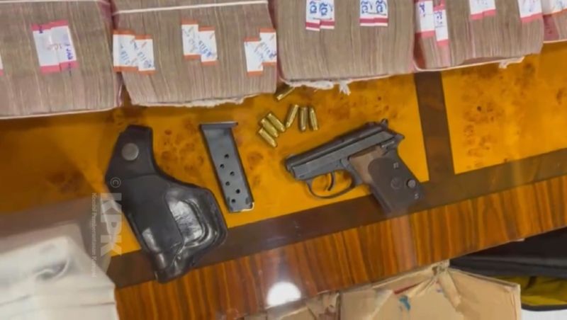 KPK menggeledah rumah rumah Topan Ginting terkait kasus dugaan korupsi proyek jalan di Mandailing Natal. KPK menemukan uang Rp2,8 miliar hingga senjata api Rabu (2/7/2025). Senpi pistol baretta dengan amunisi 7 butir dan senapan angin dengan amunisi 2 pack.