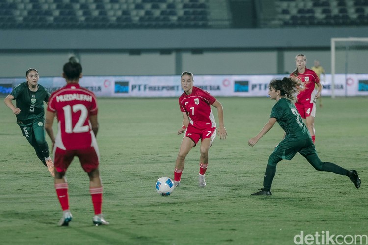 Timnas putri Indonesia takluk di tangan Pakistan dalam lanjutan Kualifikasi Piala Asia Putri 2026 yang berlangsung di Stadion Sport Center Kelapa Dua, Tangerang, Rabu (2/7/2025). Garuda Pertiwi kalah dengan skor 0-2.