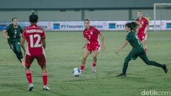 Tim sepak bola yang mengenakan kostum merah bermain lebih baik. Warna pakaian Anda dapat memengaruhi persepsi orang lain dan mengubah perasaan Anda. Sebuah tinjauan pertandingan sepak bola dalam 55 tahun terakhir misalnya, menunjukkan tim berseragam merah secara konsisten bermain lebih baik di pertandingan kandang daripada tim dengan warna lain. Foto: Grandyos Zafna/detikcom