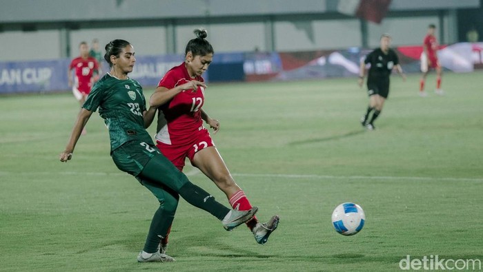 Timnas putri Indonesia takluk di tangan Pakistan dalam lanjutan Kualifikasi Piala Asia Putri 2026 yang berlangsung di Stadion Sport Center Kelapa Dua, Tangerang, Rabu (2/7/2025). Garuda Pertiwi kalah dengan skor 0-2.