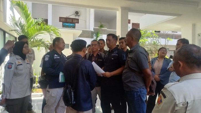 Kuasa hukum pemilik lahan kasus TPA ilegal di Buleleng, Gede Pasek Suardika (GPS), saat di PN Singaraja, Rabu (2/7/2025). (Wijaya Kusuma/detikBali)