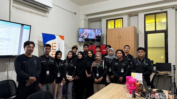 Kunjungan UKM Jurnalistik Unisla ke kantor detikJatim