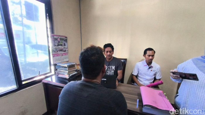 Seorang pria di Kuningan saat menjalani pemeriksaan di Polres Kuningan, Rabu (2/7/2025). Dia membuat laporan palsu jadi korban begal.