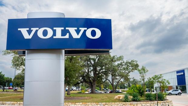 Logo Volvo dipajang di dealer Volvo Cars Hill Country pada 04 September 2024 di Austin, Texas. (Getty Images via AFP/BRANDON BELL)