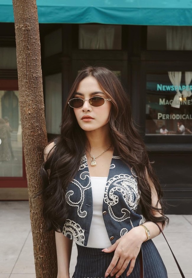 Mahalini kembali mencuri atensi melalui penampilan stylishnya selama berlibur di Singapura. Foto-foto penampilannya itu ia bagikan ke akun Instagram pribadi. Foto: Instagram/@mahaliniraharja