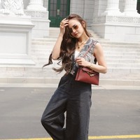 Sebagai bawahan, Mahalini memilih kenakan high-waisted dengan motif pinstripe vertikal tipis warna putih di atas dasar kain abu-abu gelap yang senada dengan vestnya. Celana tersebut memiliki potongan wide-leg dan loose, memberi kesan effortless dan memanjangkan siluet tubuh. Foto: Instagram/@mahaliniraharja
