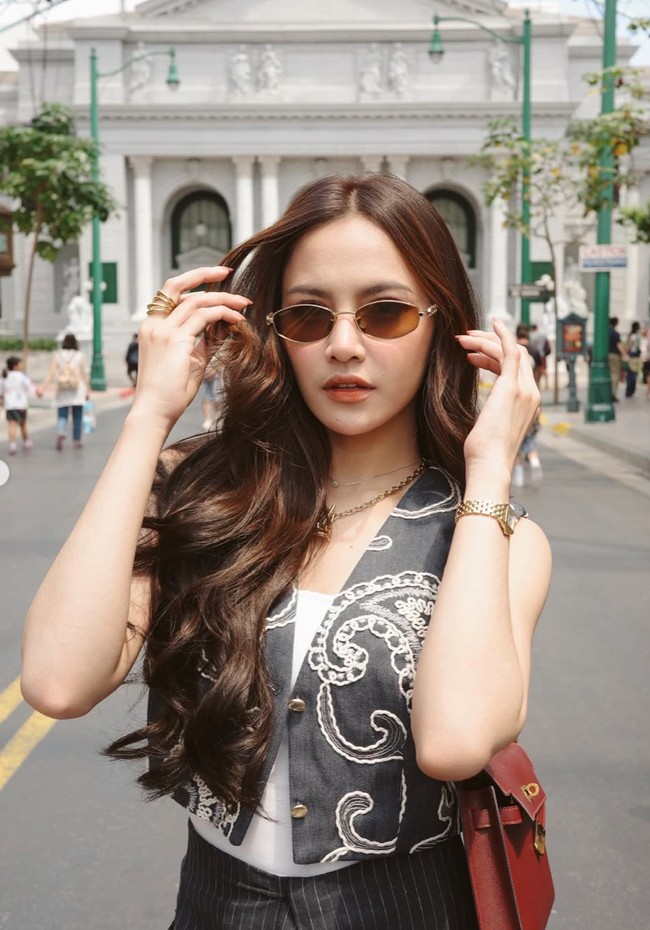 Melengkapi penampilannya, Mahalini mengenakan sunglasses oval dengan frame tipis berwarna gold yang memberikan nuansa edgy. Selain itu ia juga mengenakan kalung layered berwarna emas, jam tangan, serta cincin. Foto: Instagram/@mahaliniraharja