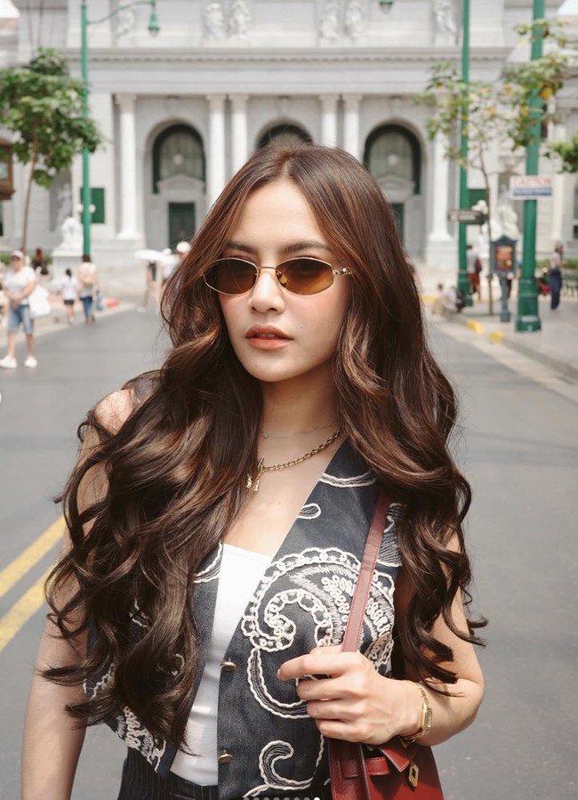 Yang tak kalah curi atensi ialah tas yang dikenakan Mahalini. Diungkap oleh akun Instagram Hermes Selebriti, tas yang dikenakan oleh istri Rizky Febian itu dibanderol dengan harga sekitar Rp 375 juta. Mahalini diketahui mengenakan tas Hermes dengan seri H kelly elan rouge H madame leather with gold-color hardware. Foto: Instagram/@mahaliniraharja