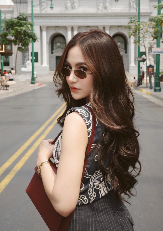 Difoto dari belakang, Mahalini terlihat begitu cantik dengan pulasan makeup yang soft serta rambut panjangnya yang bergaya curly dan dibiarkan terurai. Pesona ibu satu anak itu memang terlihat begitu memukau dan bikin terpana. Foto: Instagram/@mahaliniraharja