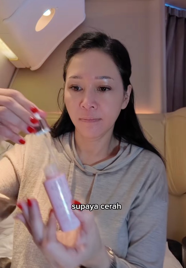Maia memakai skincare dari brandnya sendiri KAYARU Mest skincare PREMIUM by Maia Estianty. Ibu dari Al, El dan Dul itu mengawali rutinitas skincare sebelum makeup dengan memakai serum wajah. Foto: Dok. Instagram Maia Estianty