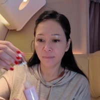 Maia memakai skincare dari brandnya sendiri KAYARU Mest skincare PREMIUM by Maia Estianty. Ibu dari Al, El dan Dul itu mengawali rutinitas skincare sebelum makeup dengan memakai serum wajah. Foto: Dok. Instagram Maia Estianty
