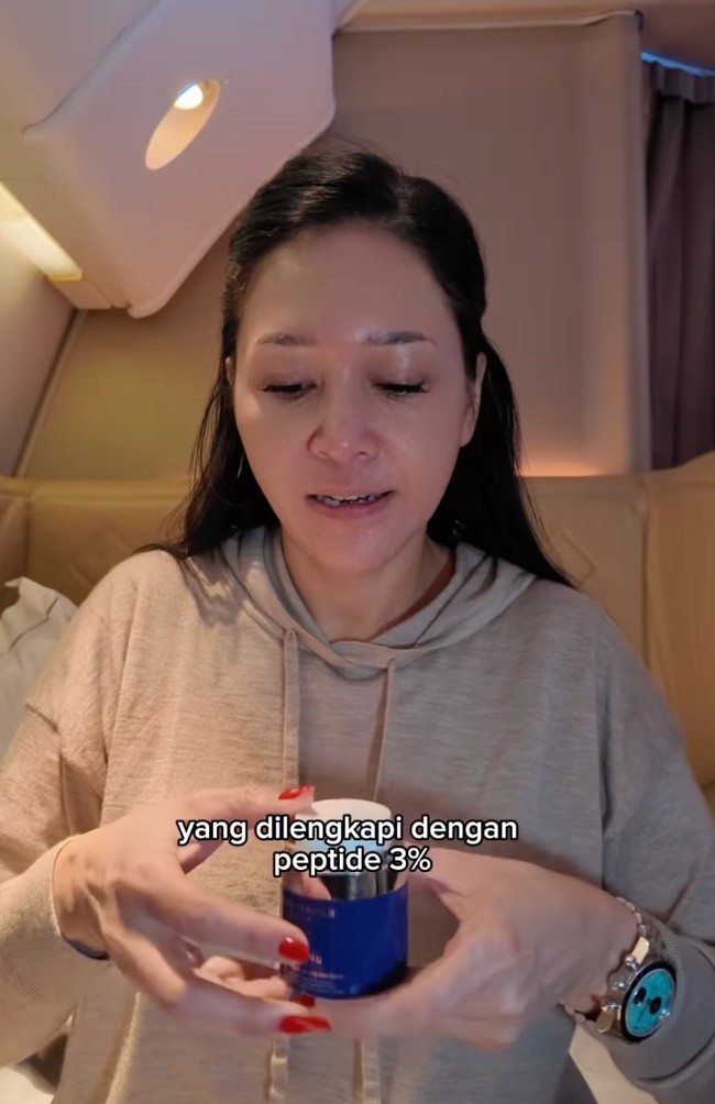 Selanjutnya Maia mengaplikasikan moisturizer yang diklaimnya untuk melindungi skin barrier dan menutrisi kulit wajah. Foto: Dok. Instagram Maia Estianty