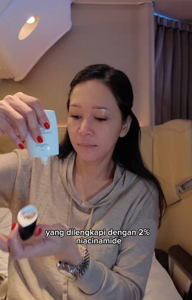 Maia menutup rangkaian rutinitas skincare dengan memakai serum tinted sunscreen dengan SPF 50 PA+++. “Tinted sunscreen ini punya efek dewy atau basah,” kata istri Irwan Musry itu. Foto: Dok. Instagram Maia Estianty