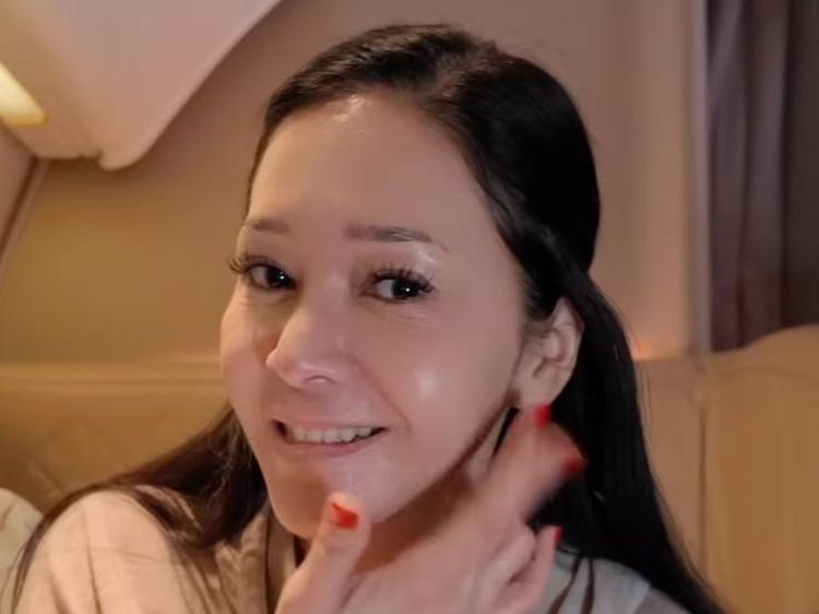 Potret Maia Pakai Skincare & Makeup di Pesawat, Wajah Awet Muda Bikin Salfok