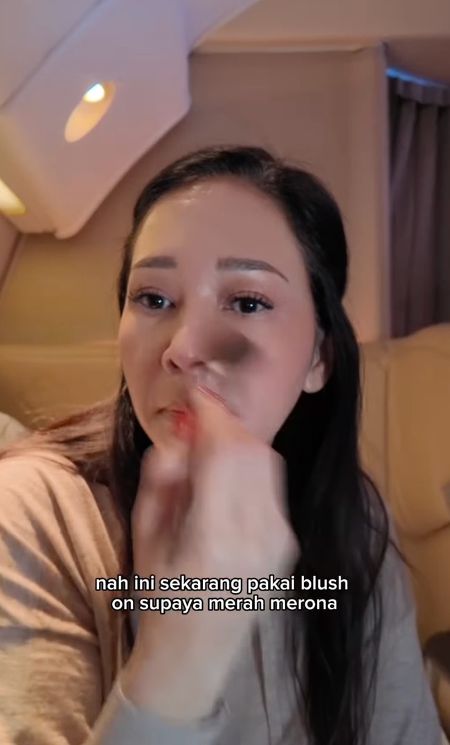 Setelah memakai tinted sunscreen, Maia mulai mengaplikasikan makeup ke wajahnya. Dia menggunakan blush on cream ke pipinya. Foto: Dok. Instagram Maia Estianty