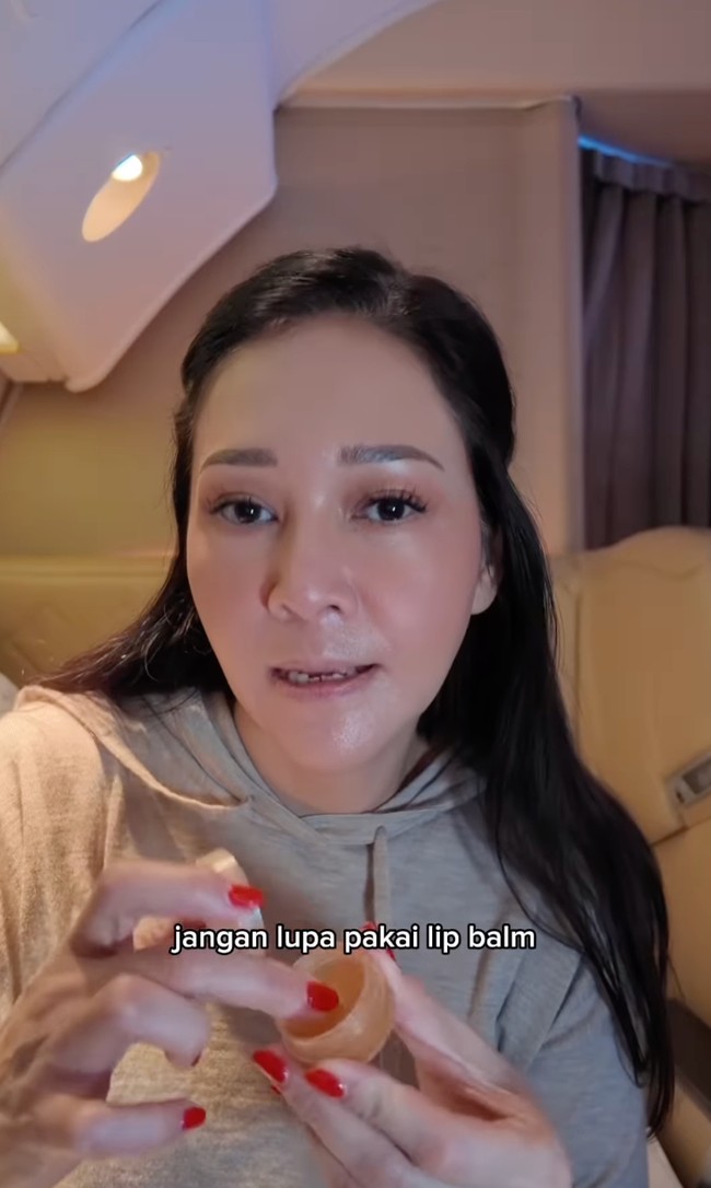 Maia mengakhiri tutorial makeup agar terlihat fresh setelah turun dari pesawat dengan memakai lip balm, pensil lipstik dan lip gloss. “Sehingga makeup kita jadi kayak orang-orang habis mandi yang segar,” ucapnya. Foto: Dok. Instagram Maia Estianty