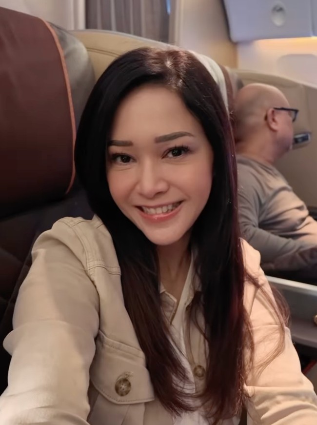 Video unggahan Maia yang menampilkan tutorial skincare dan makeup di pesawat ini dibanjiri komentar pujian netizen. Sebagian besar netizen mengaggumi wajah pelantun Teman Tapi Mesra itu yang tampak awet muda di usia 49 tahun. Foto: Dok. Instagram