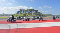 Dengan tarif Rp50 ribu per orang, pengunjung dapat mengitari sirkuit sambil menikmati sunset di tikungan 10. Ada juga penyewaan sepeda seharga Rp100 ribu dan motor ADV Rp250 ribu. (ANTARA FOTO/Ahmad Subaidi)