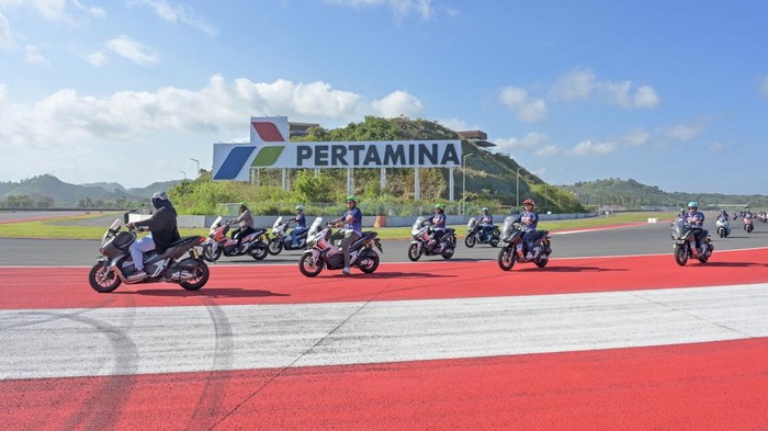 Mandalika Tawarkan Wisata Keliling Sirkuit Naik Motor Sejumlah pengunjung mengendarai motor keliling sirkuit Mandalika di KEK Mandalika, Kuta, Praya, Lombok Tengah, NTB, Selasa (1/7/2025). Pihak pengelola sirkuit Mandalika menghadirkan program berwisata Lampaq (berjalan) di Sirkuit Mandalika yang memberikan pengalaman bagi pengunjung untuk naik trailer yang biasa digunakan oleh pembalap MotoGP dengan tarif Rp50 ribu per orang, pengunjung dapat berkeliling mengitari sirkuit serta menikmati sunset untuk mengabadikan momen di tikungan 10 atau pengunjung juga dapat menyewa sepeda dan motor ADV untuk berkeliling sirkuit dengan tambahan biaya masing-masing senilai Rp100 ribu dan Rp250 ribu. ANTARA FOTO/Ahmad Subaidi/foc.