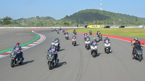 Sejumlah pengunjung mengendarai motor keliling sirkuit Mandalika di KEK Mandalika, Kuta, Praya, Lombok Tengah, NTB, Selasa (1/7/2025). Pihak pengelola sirkuit Mandalika menghadirkan program berwisata Lampaq (berjalan) di Sirkuit Mandalika yang memberikan pengalaman bagi pengunjung untuk naik trailer yang biasa digunakan oleh pembalap MotoGP dengan tarif Rp50 ribu per orang, pengunjung dapat berkeliling mengitari sirkuit serta menikmati sunset untuk mengabadikan momen di tikungan 10 atau pengunjung juga dapat menyewa sepeda dan motor ADV untuk berkeliling sirkuit dengan tambahan biaya masing-masing senilai Rp100 ribu dan Rp250 ribu. ANTARA FOTO/Ahmad Subaidi/foc.