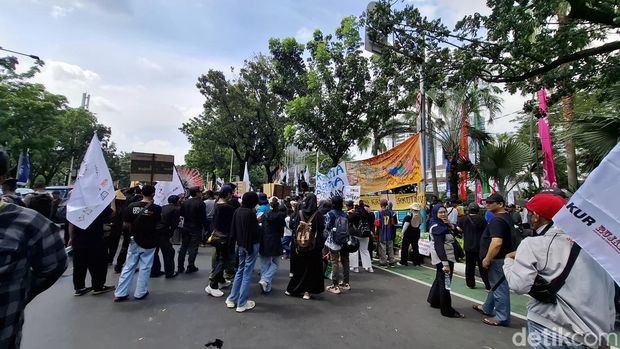 Massa dari Kampung Bayam Jakut demo di depan Balai Kota Jakarta. (Rumondang/detikcom)