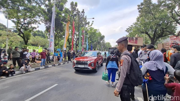 Massa dari Kampung Bayam Jakut demo di depan Balai Kota Jakarta. (Rumondang/detikcom)
