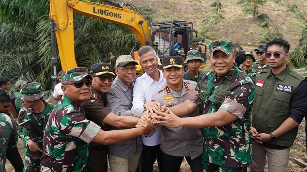 Maysarakat kelompok tani mengembalikan 311 hektare lahan Taman Nasional Tesso Nilo yang dijadikan lahan sawit kepada pemerintah, pada Rabu (2/7/2025).