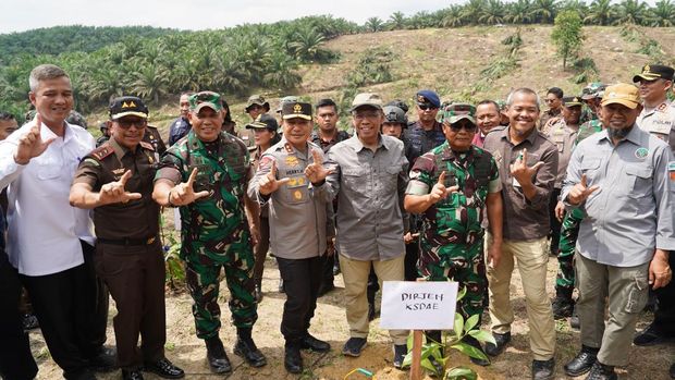 Maysarakat kelompok tani mengembalikan 311 hektare lahan Taman Nasional Tesso Nilo yang dijadikan lahan sawit kepada pemerintah, pada Rabu (2/7/2025).