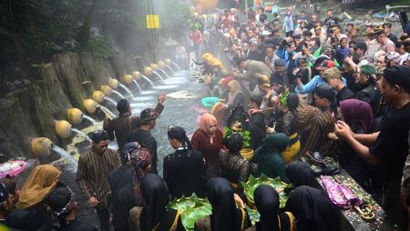 Melestarikan Tradisi Lereng Slamet, Warga Guci Gelar Ruwat Bumi