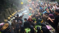 Sejumlah warga melakukan ritual mandi kambing kendit di air panas pancuran 13 saat ruwat bumi. Ritual juga bermaksud memohon agar sekitar kaki Gunung Slamet dijauhkan dari bencana. Foto: ANTARA FOTO/Oky Lukmansyah