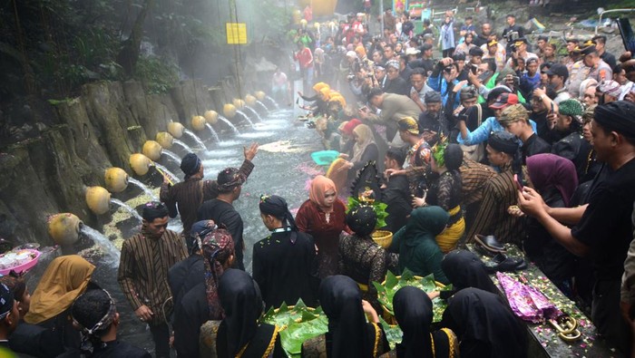 Warga berdoa saat ruwat bumi di Obyek Wisata Guci, Kabupaten Tegal, Jawa Tengah, Rabu (2/7/2025). Ritual ruwat bumi dengan memandikan dan menyembelih kambing kendit (lingkaran putih di badan) serta mengarak gunungan berisi hasil bumi tersebut sebagai wujud syukur warga atas rezeki yang melimpah serta wilayah di sekitar kaki Gunung Slamet dijauhkan dari bencana. ANTARA FOTO/Oky Lukmansyah/YU