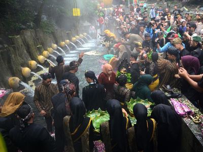Melestarikan Tradisi Lereng Slamet, Warga Guci Gelar Ruwat Bumi