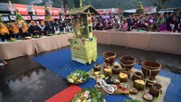 Warga berdoa saat ruwat bumi di Obyek Wisata Guci, Kabupaten Tegal, Jawa Tengah, Rabu (2/7/2025). Foto: ANTARA FOTO/Oky Lukmansyah